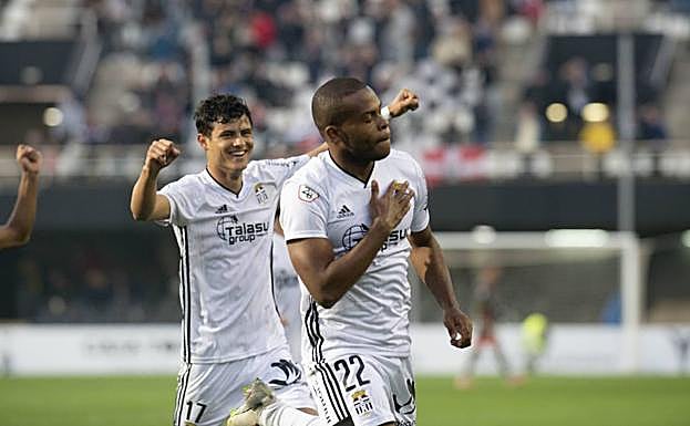 Vinicius Tanque, una de las grandes sensaciones, celebra su gol al Linense.