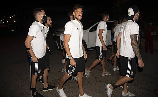 Futbolistas albinegros entrando a la discoteca Momento, en Marbella.