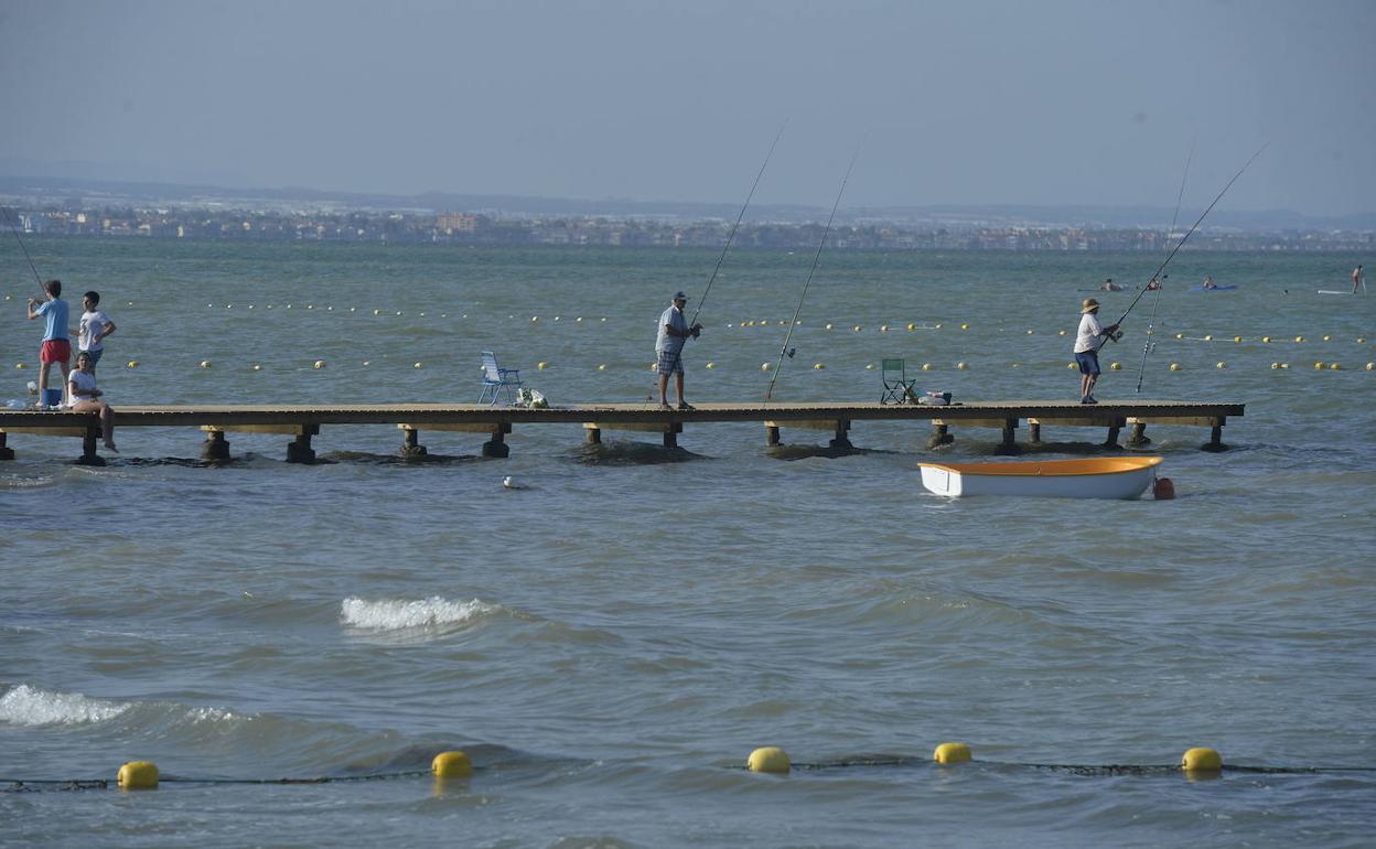 Pescadores recreativos en Los Urrutias.