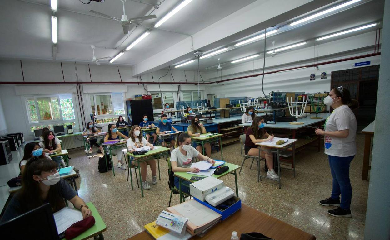 Alumnos de de Bachillerato durante una clase de repaso para la Ebau este pasado junio en una imagen de archivo.