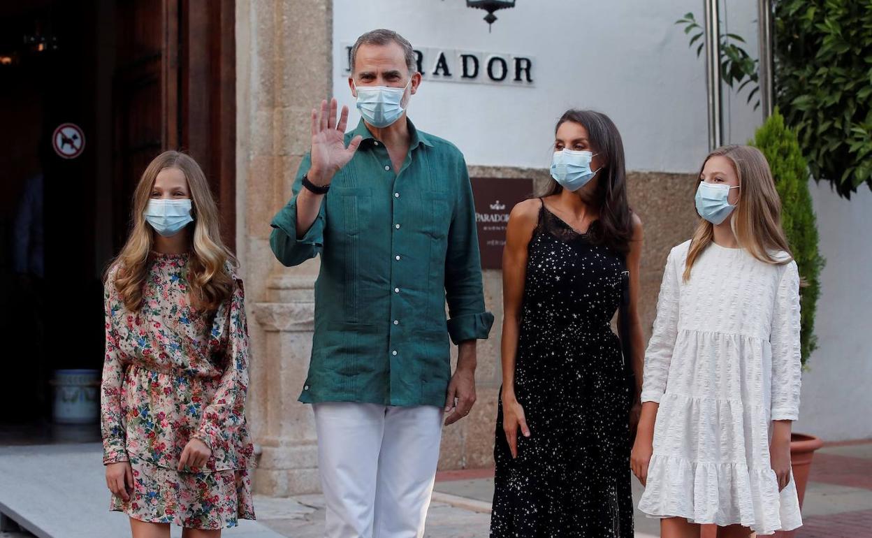 Los Reyes acompañados por la Princesa Leonor y la infanta Sofia a su llegada esta tarde a Mérida, 