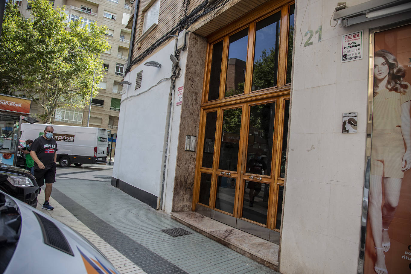 El portal de la vivienda donde se ha producido el caso de violencia machista.