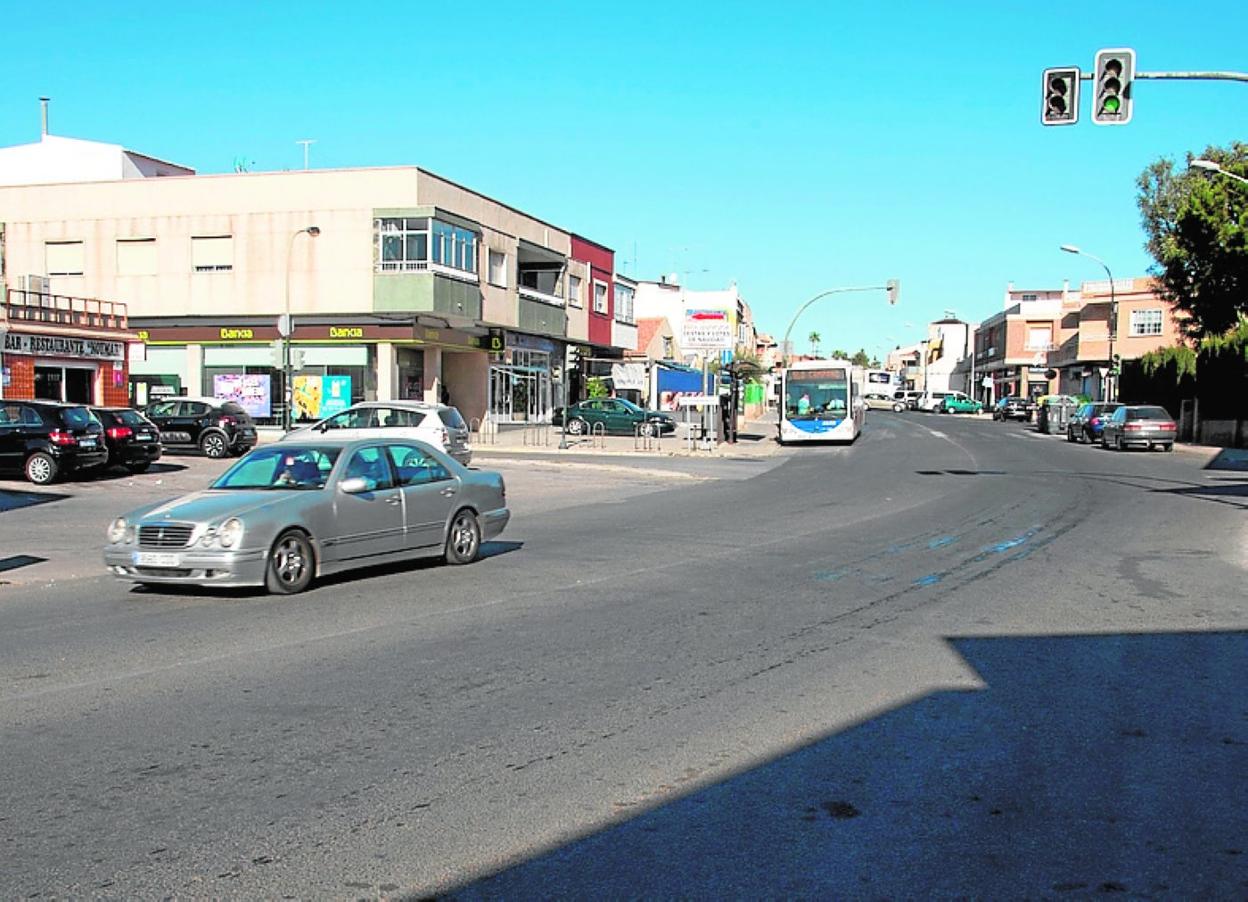 Vehículos circulando por la Avenida San Juan Bosco. 