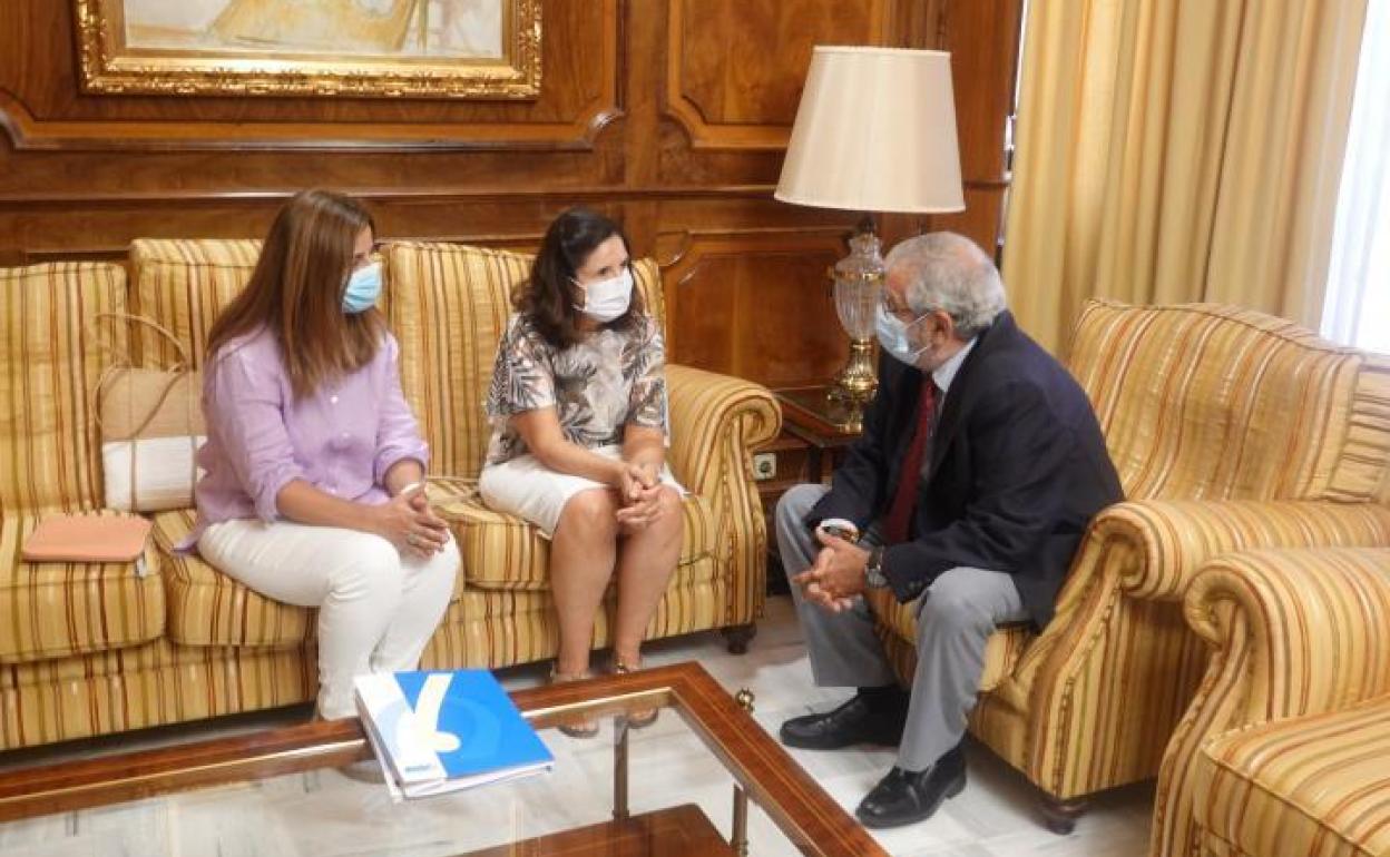 El presidente de la Asamblea Regional, Alberto Castillo, durante su reunión con María José Catalán y Elena Navío, presidenta y vocal del Colegio Oficial de Psicólogos.
