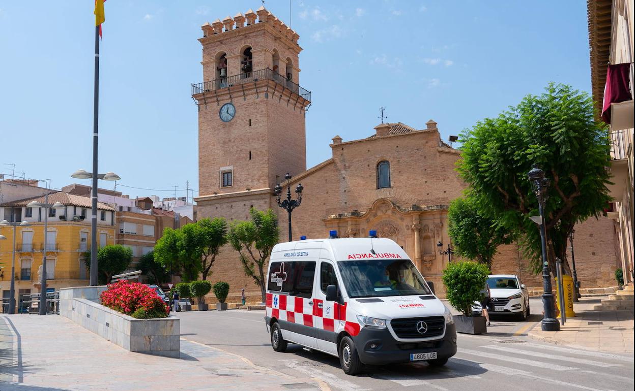 Una ambulancia en el municipio de Totana, este viernes.