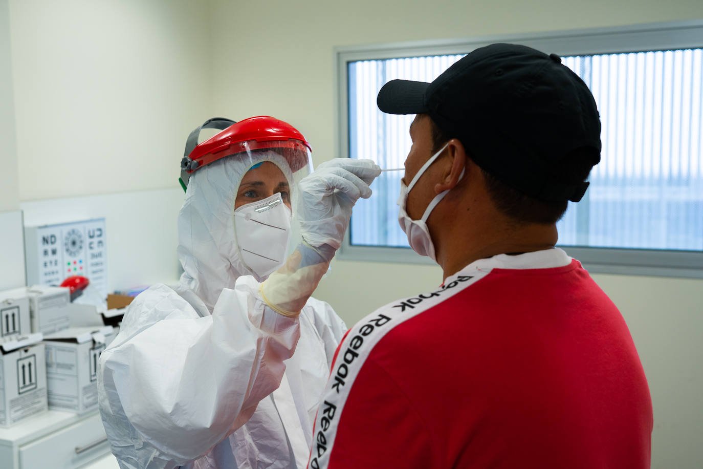 Fotos: Recogida de muestras para las pruebas PCR en Totana