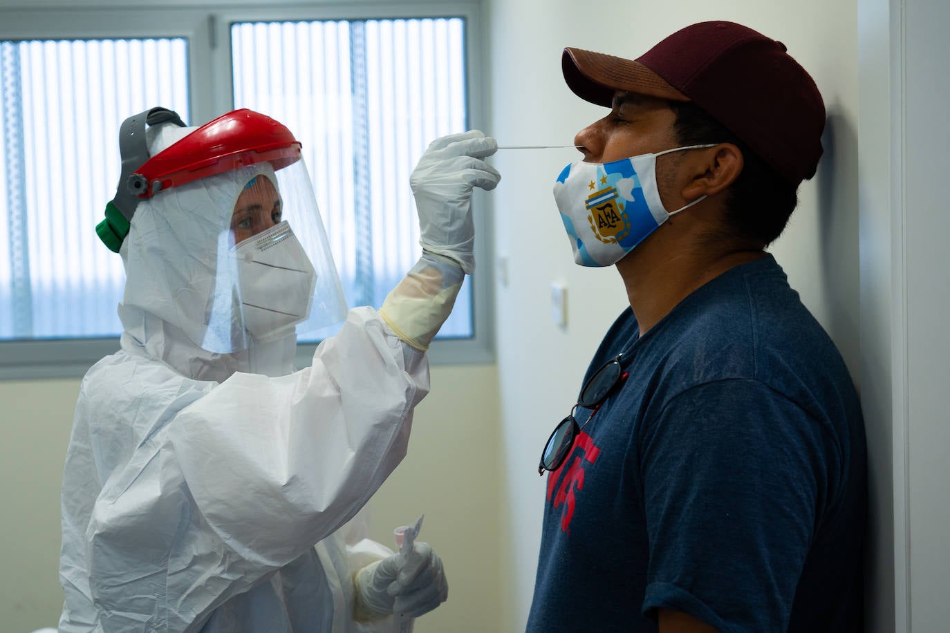 Fotos: Recogida de muestras para las pruebas PCR en Totana