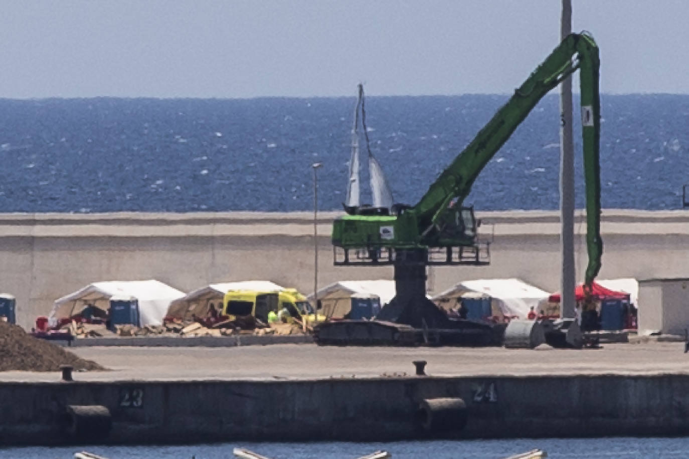Fotos: Campamento de inmigrantes en el Puerto de Cartagena.