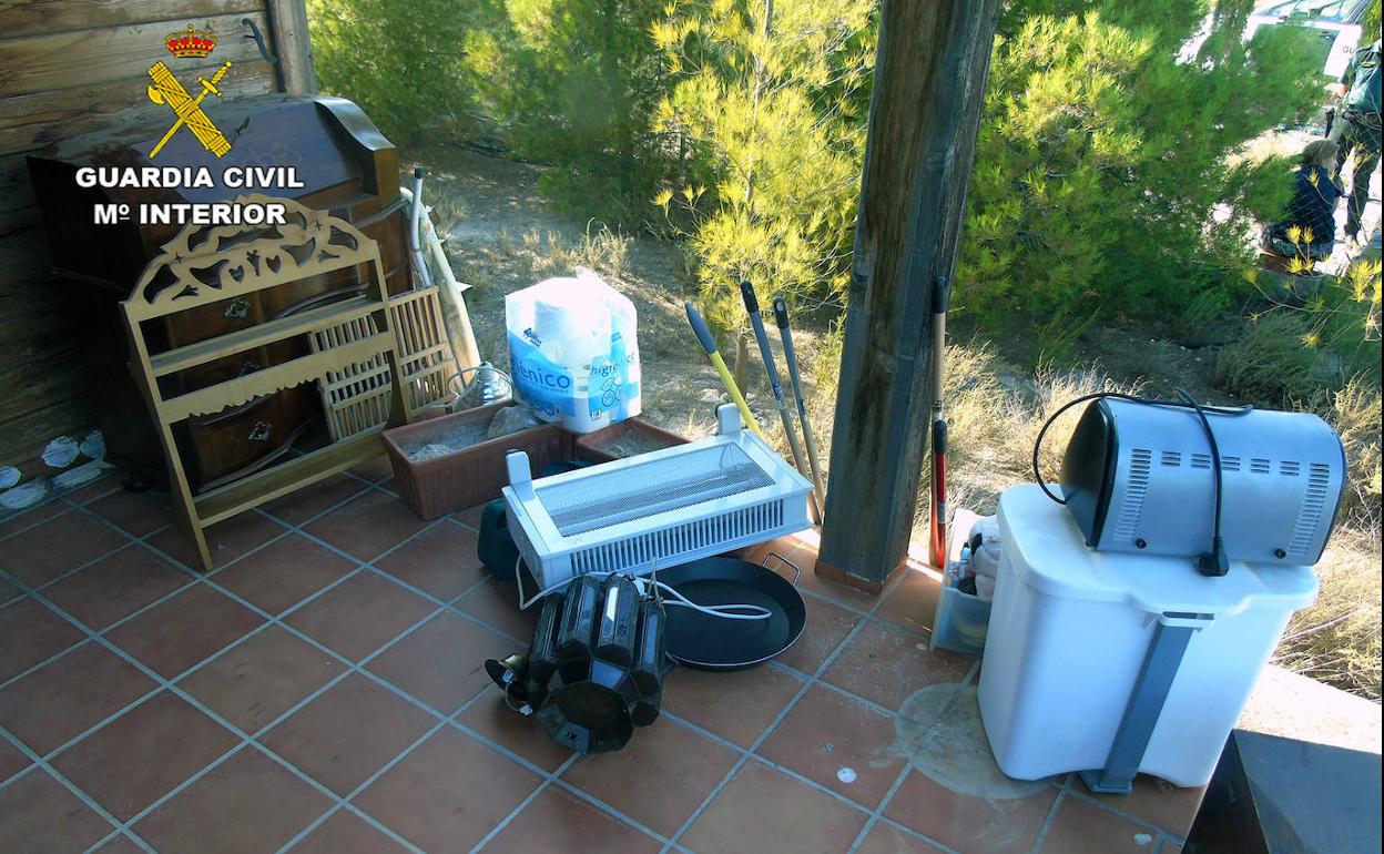 Algunos de los enseres que tres mujeres trataron de robar de una vivienda en Ojós.