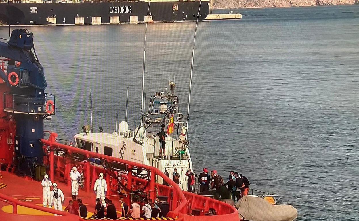 Cruz Roja atiende a inmigrantes en Cartagena llegados en pateras el fin de semana. 