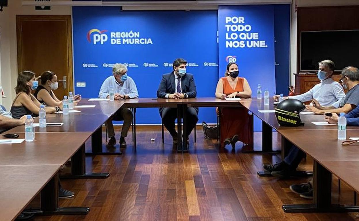 López Miras (centro) y Esperanza Moreno (a su izquierda), en la reunión con representantes de la educación concertada.