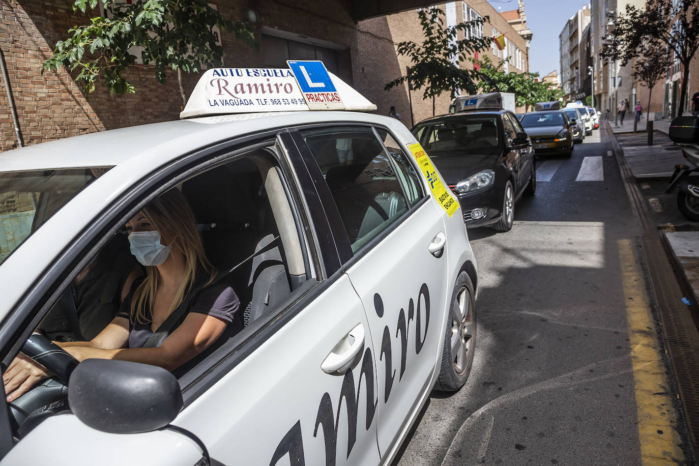 Fotos: Treinta autoescuelas se manifiestan en Cartagena por el parón de exámenes