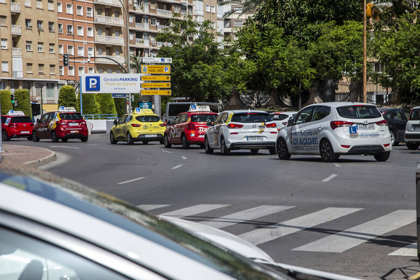 Fotos: Treinta autoescuelas se manifiestan en Cartagena por el parón de exámenes