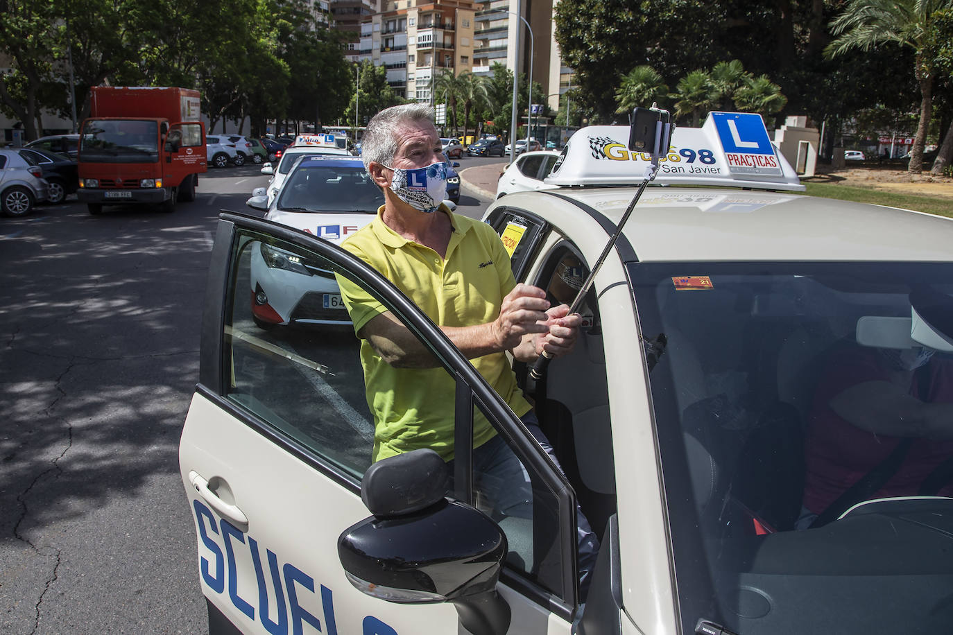 Fotos: Treinta autoescuelas se manifiestan en Cartagena por el parón de exámenes