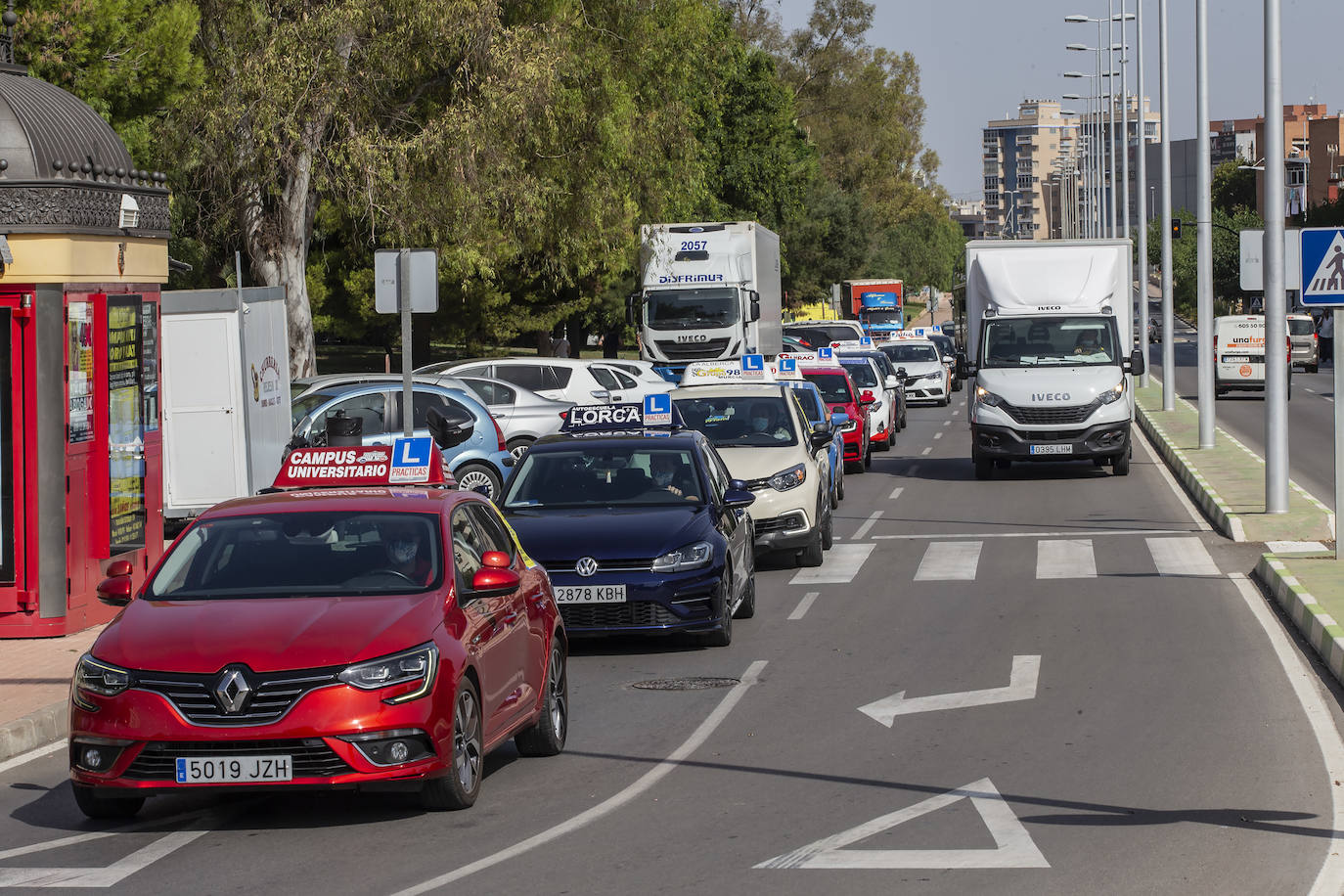 Fotos: Treinta autoescuelas se manifiestan en Cartagena por el parón de exámenes