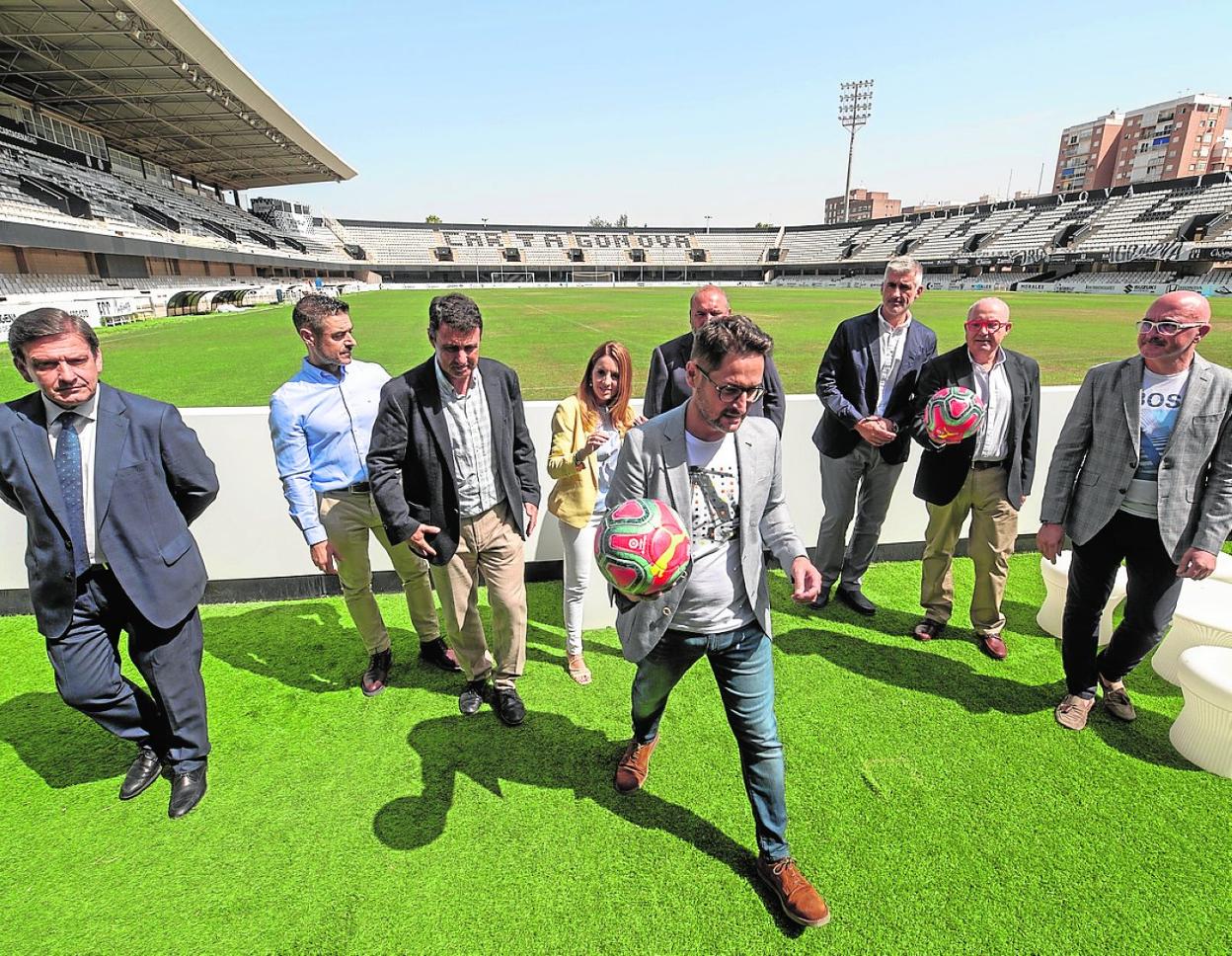 Belmonte, ayer, con el balón de la Liga SmartBank, con el resto del organigrama albinegro. 