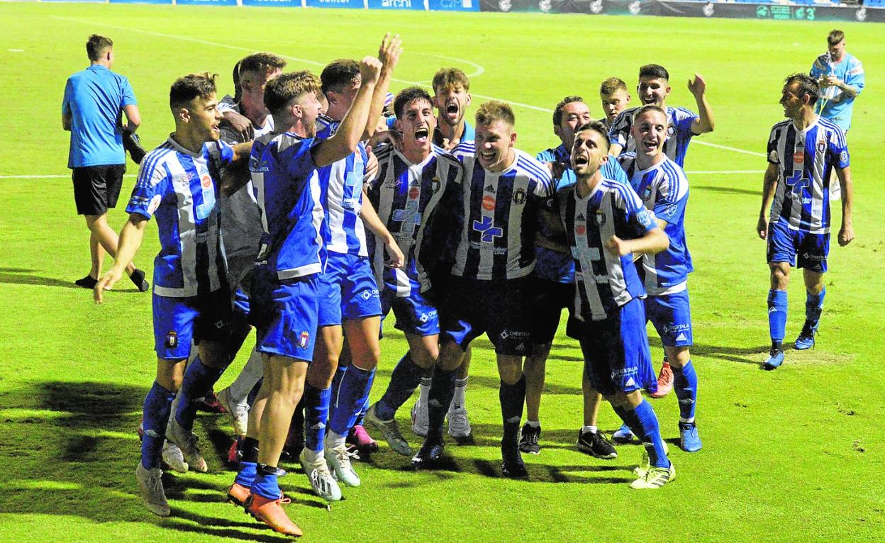 Los jugadores del Lorca Deportiva celebran su ascenso, el pasado sábado en Pinatar Arena. 