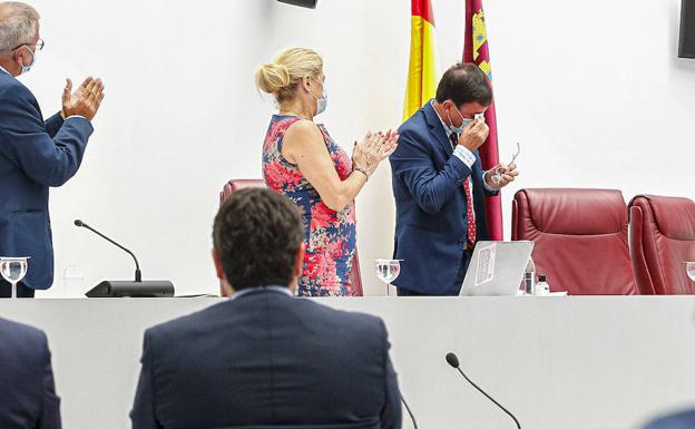 Emilio Ivars, emocionado en su último pleno en la Asamblea Regional.