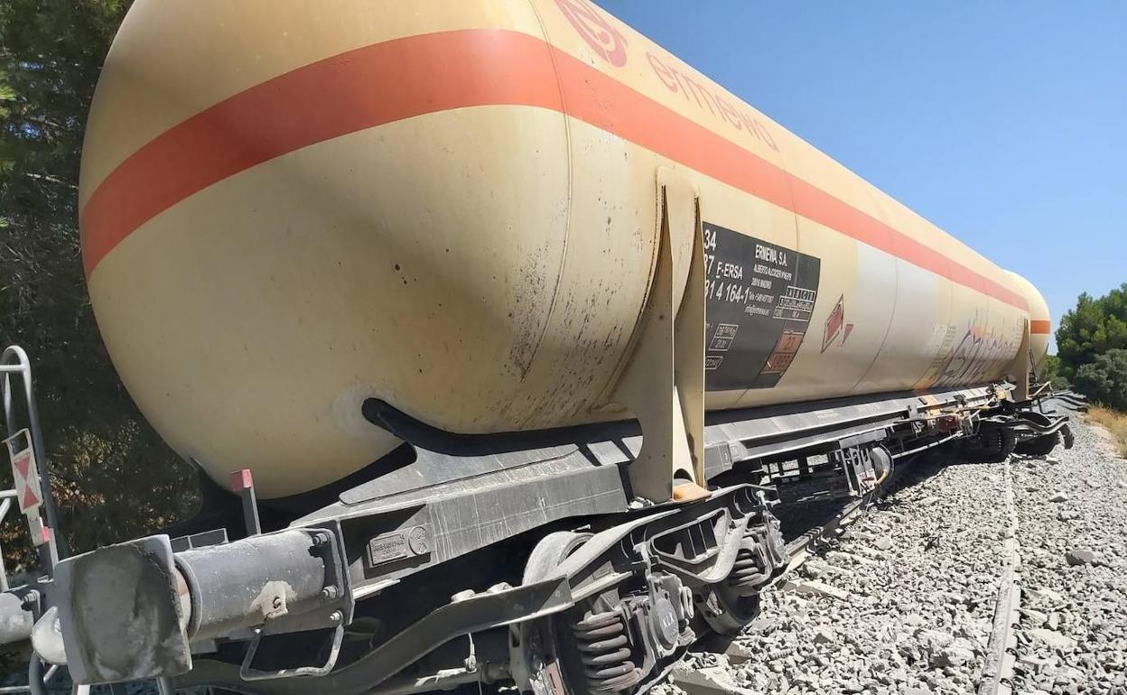 El último vagón del tren de marcancías, que descarriló este martes.