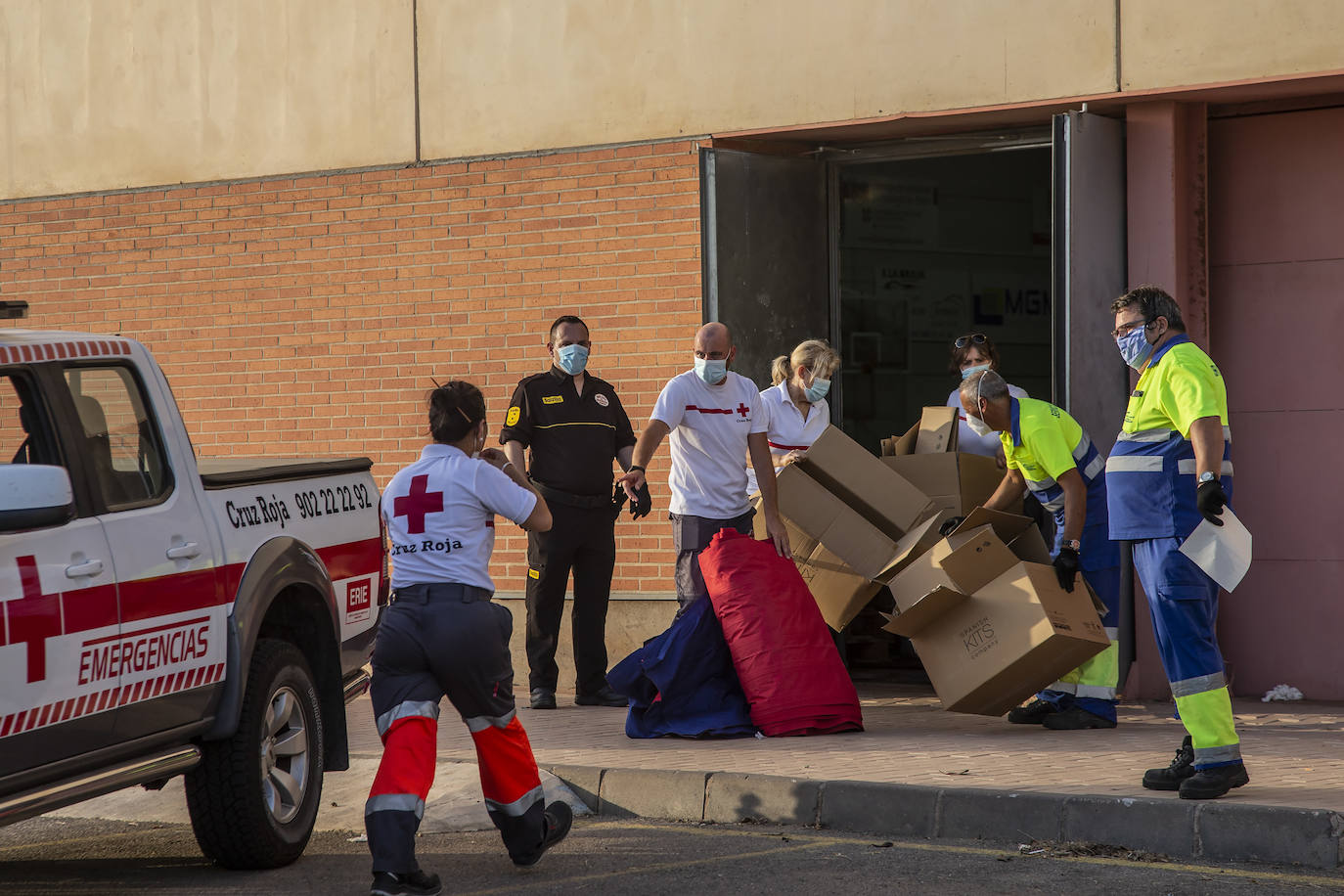 Fotos: Traslado de los inmigrantes en cuarentena al pabellón de Cabezo Beaza