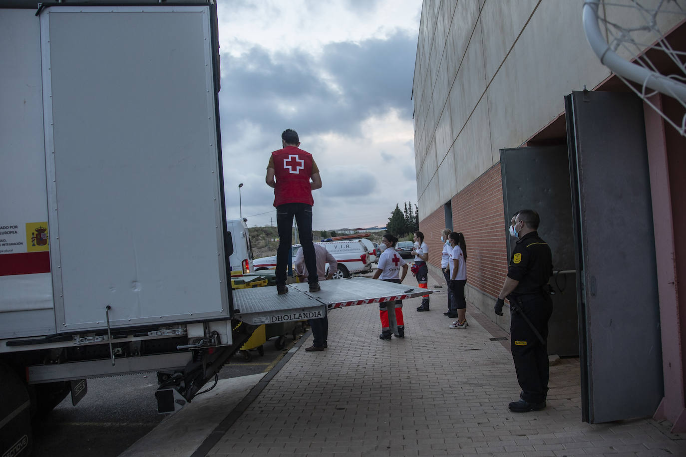 Fotos: Traslado de los inmigrantes en cuarentena al pabellón de Cabezo Beaza