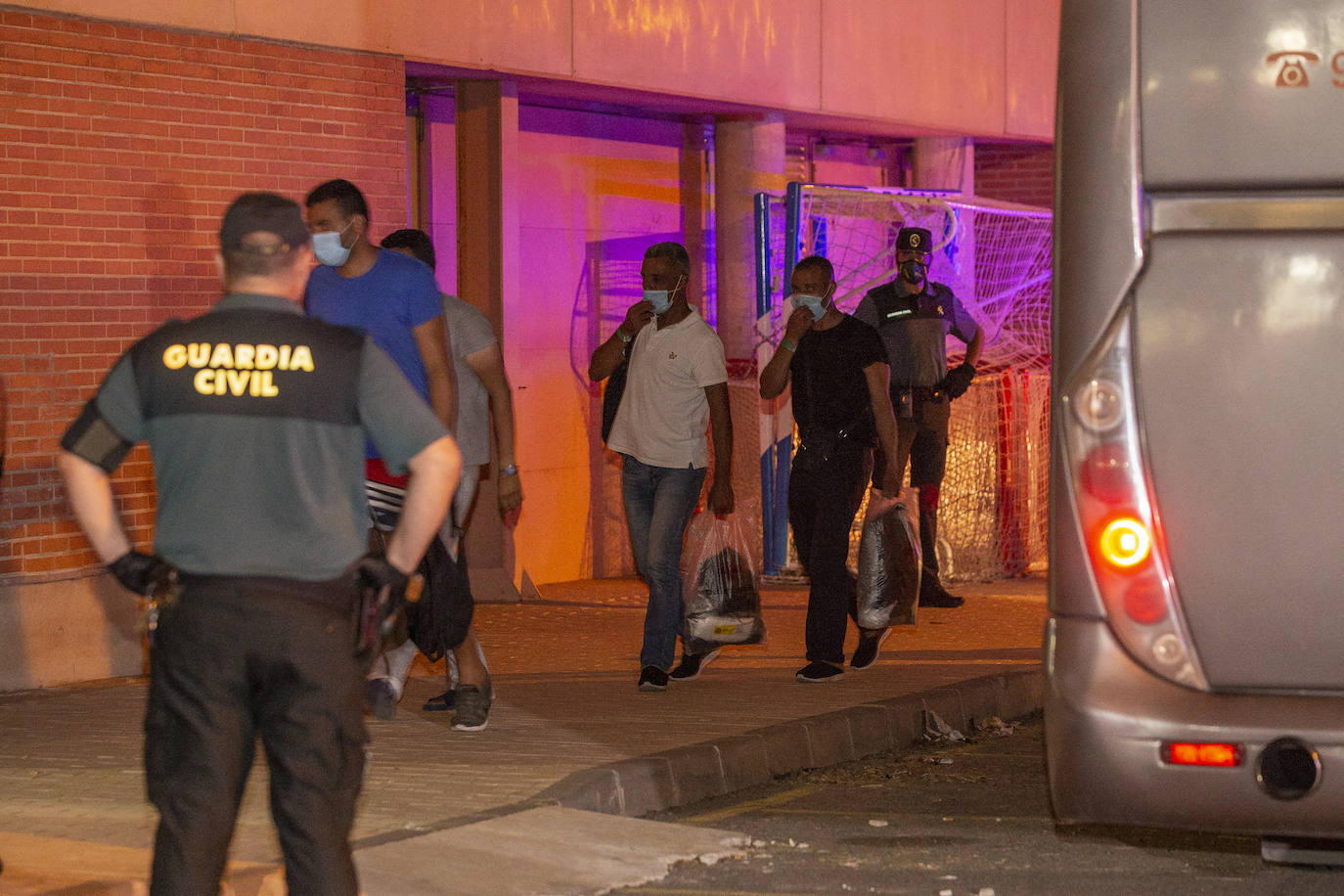 Fotos: Traslado de los inmigrantes en cuarentena al pabellón de Cabezo Beaza