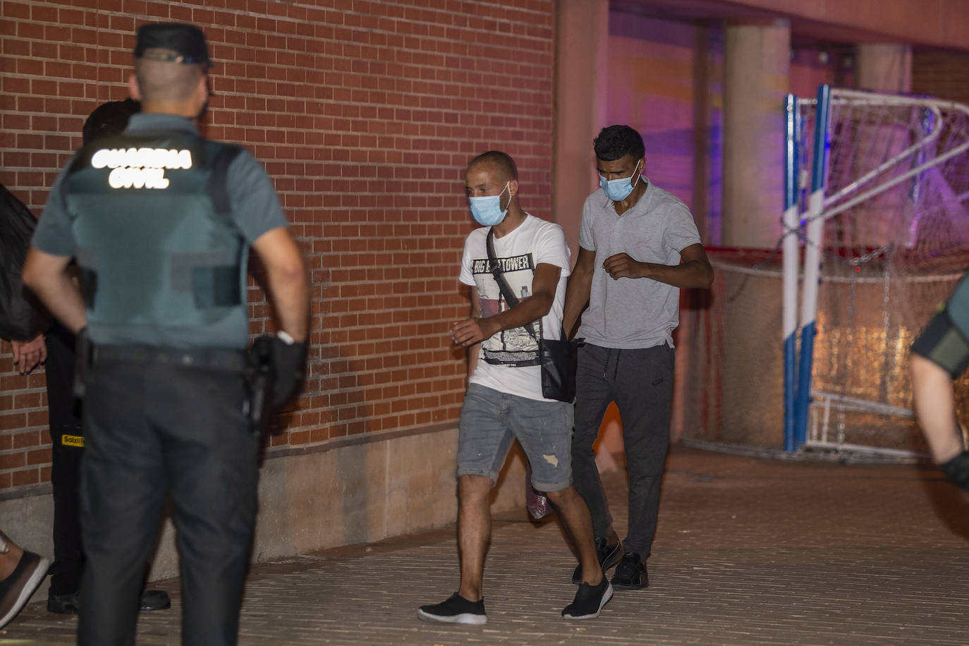 Fotos: Traslado de los inmigrantes en cuarentena al pabellón de Cabezo Beaza