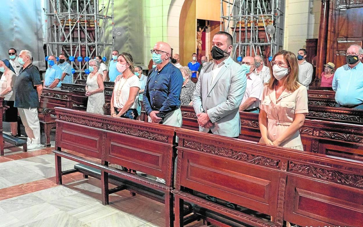 Juan José López Escolar, entre la alcaldesa y Manuel Padín, con otras autoridades asistentes a la misa. 