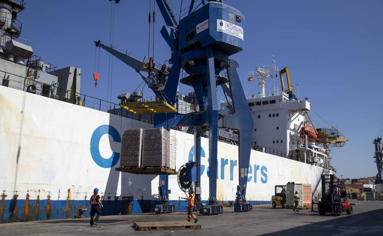 Descarga de mercancía en el puerte de Cartagena, en una fotografía de archivo.