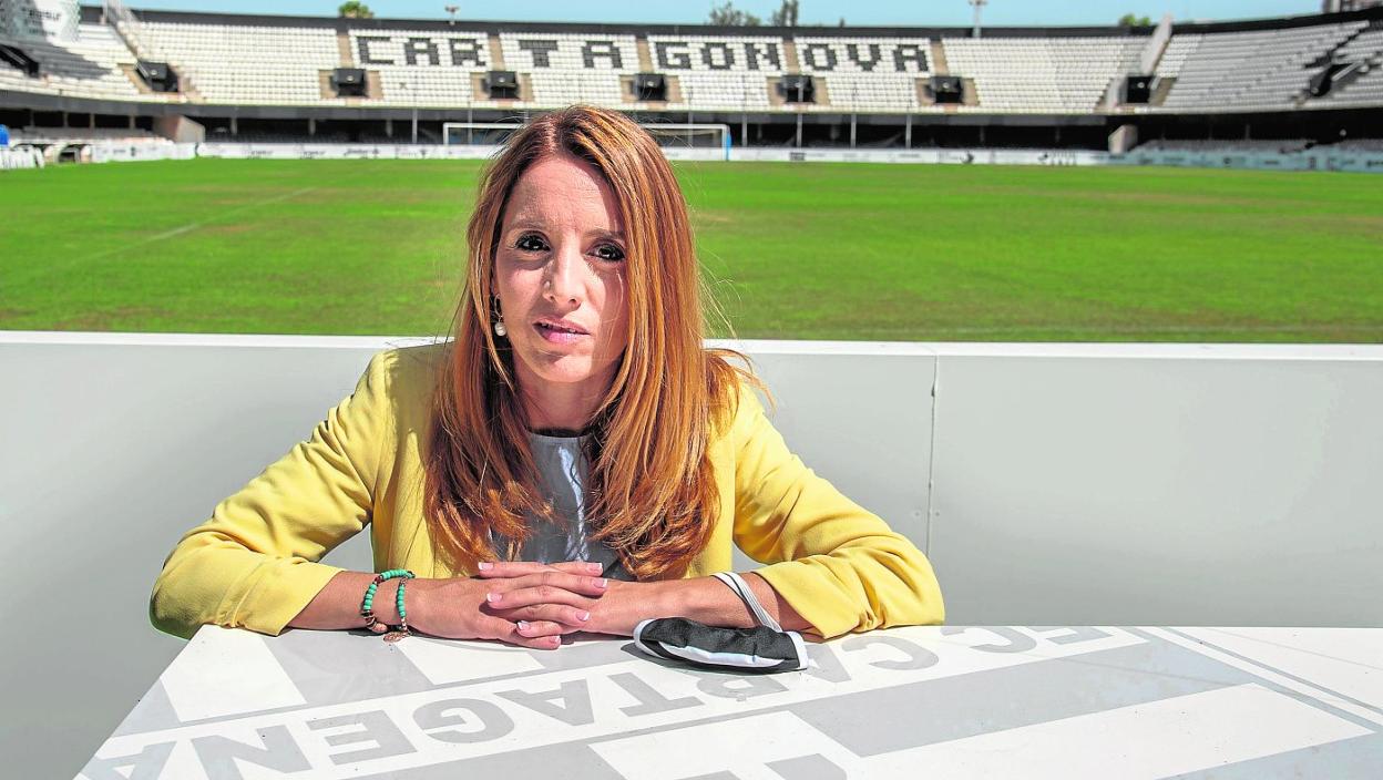 Rebeca García, nueva directora general del FC Cartagena, posando este martes en la zona del FCC Business del Cartagonova. 