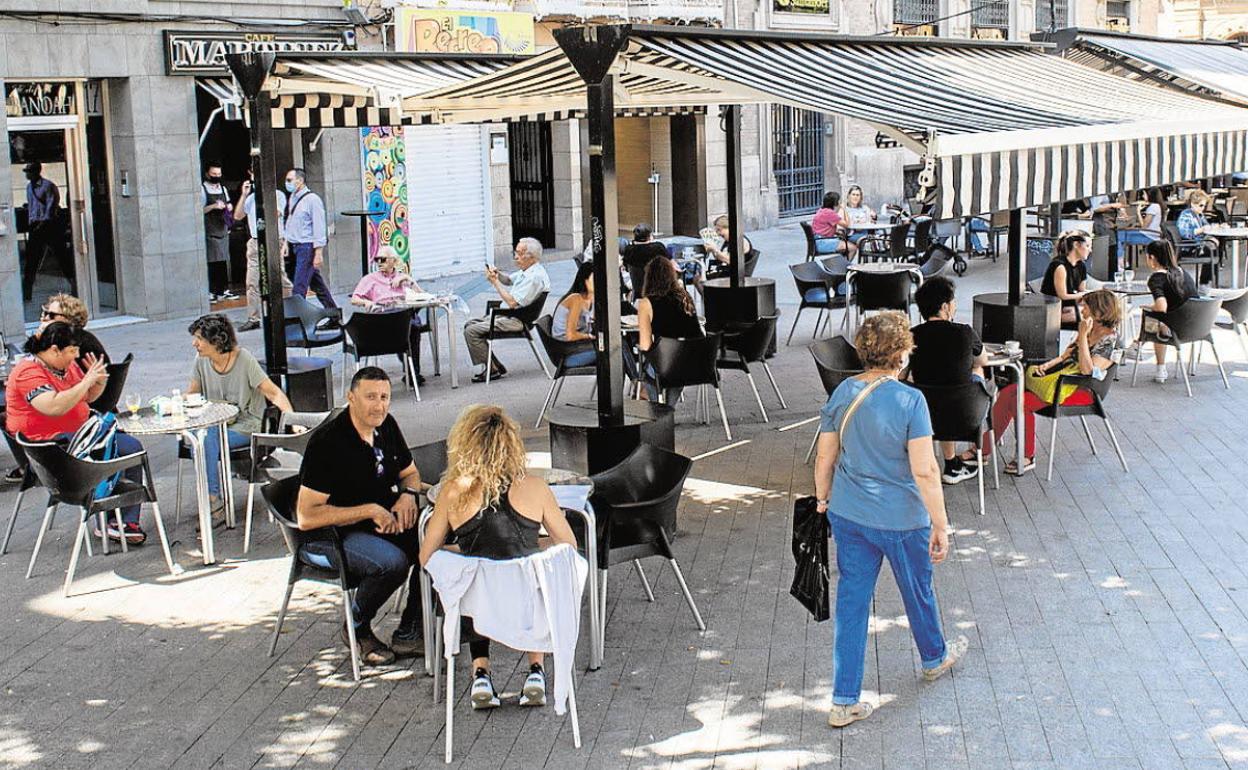 La terraza de un bar del centro de Murcia, en una imagen de archivo.
