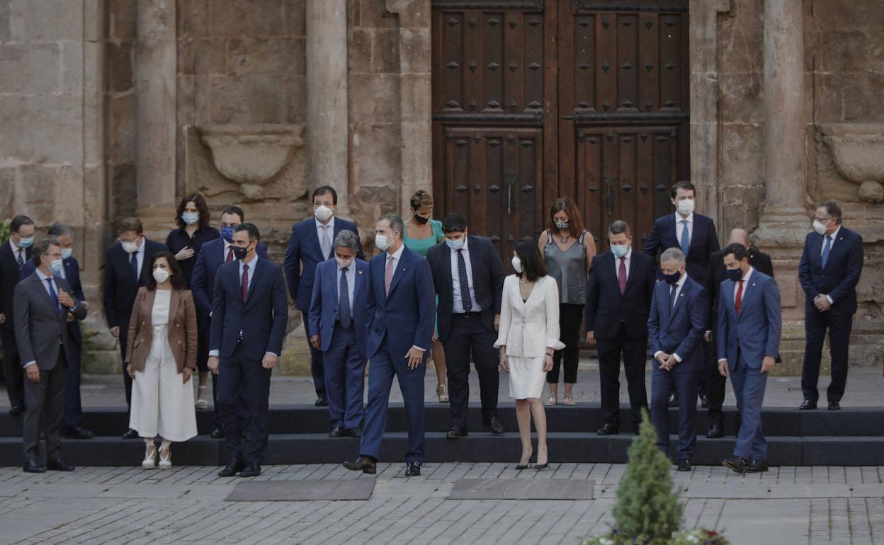 Los presidentes rompen la formación, tras la foto de familia, antes de iniciar la Conferencia.