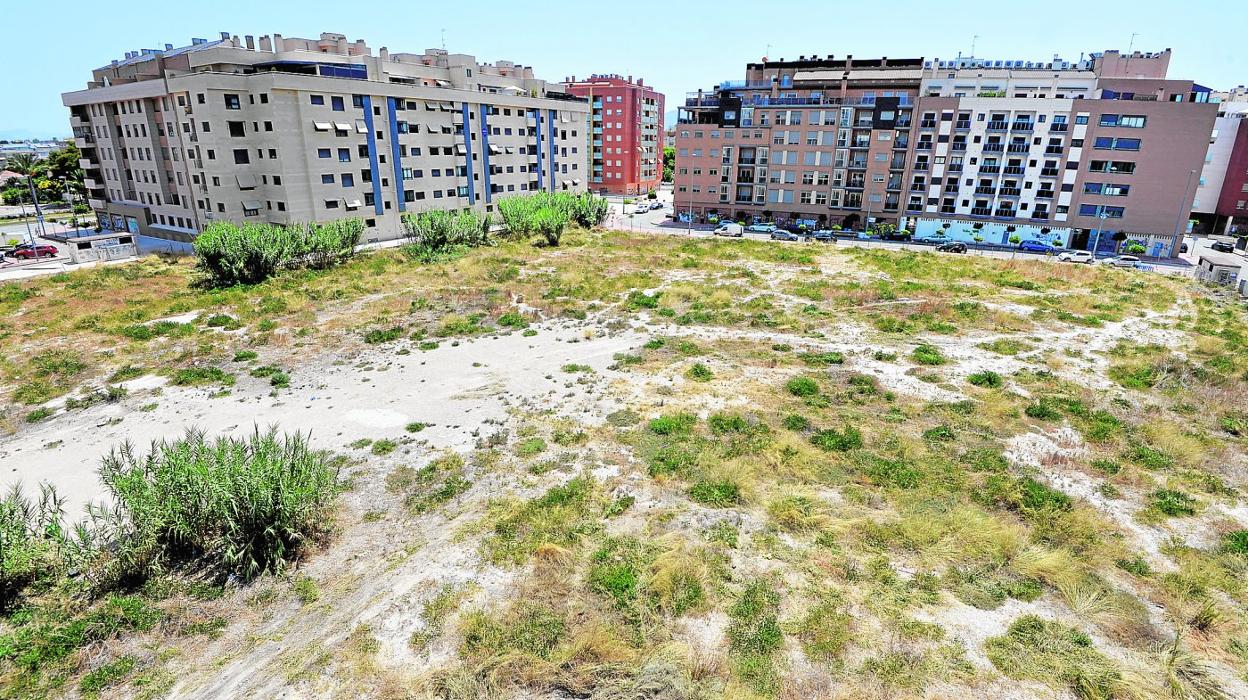 Terrenos en la zona norte de Murcia, ubicados entre la avenida Juan de Borbón e Inocencio Arias, donde se levantará el futuro hospital de alta resolución con aparcamiento subterráneo. 