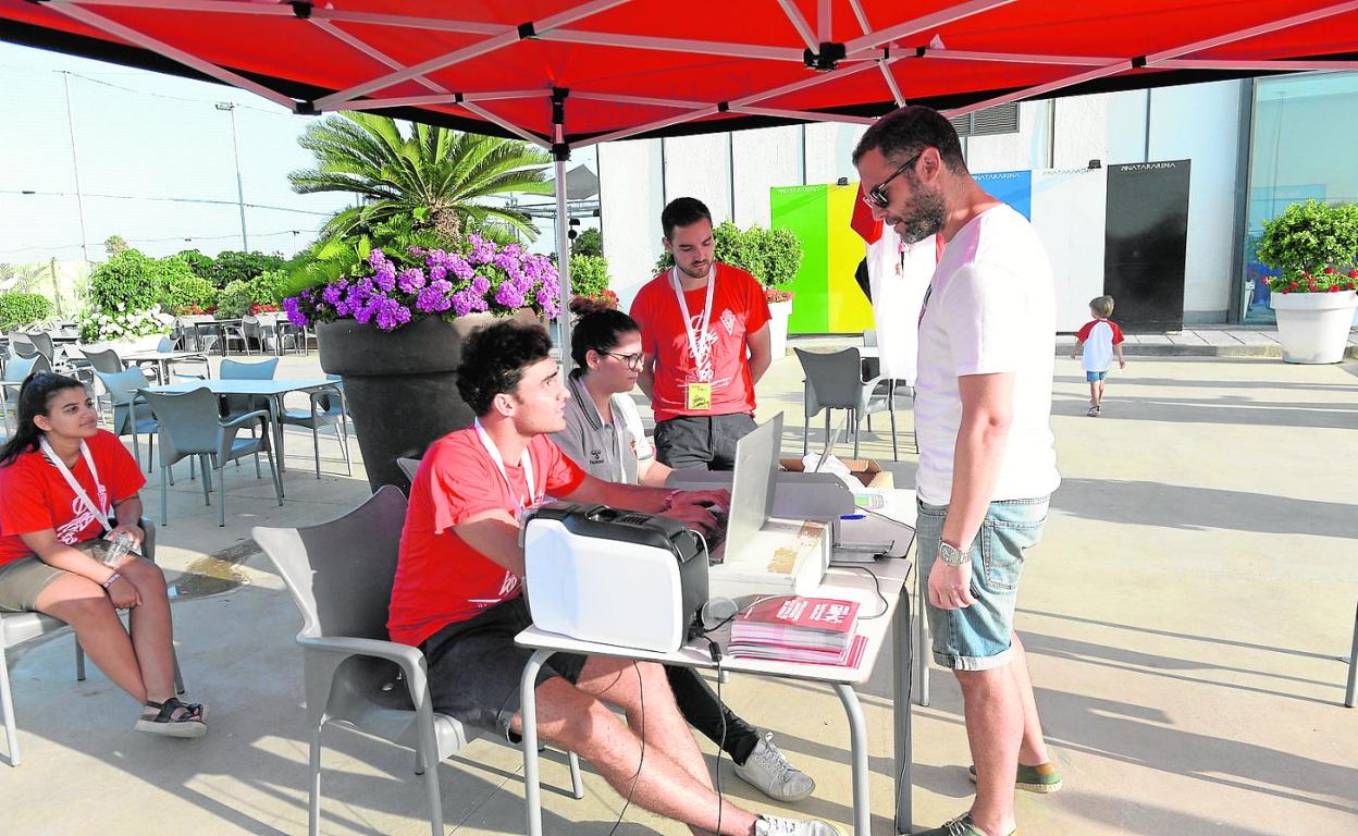 Aficionados del Murcia comprando abonos el verano pasado en San Pedro del Pinatar. 