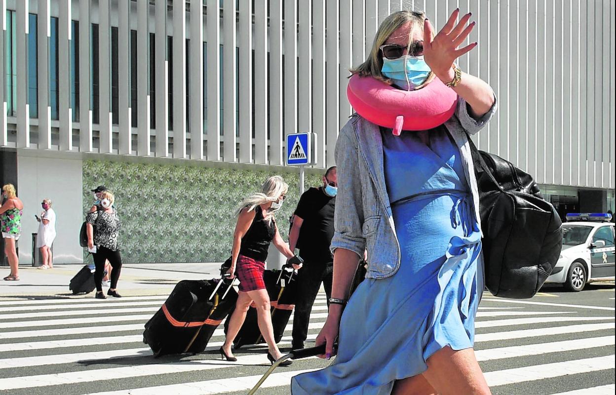 La pasajera de un vuelo del Reino Unido saluda a su llegada a Murcia, el pasado 1 de julio. 