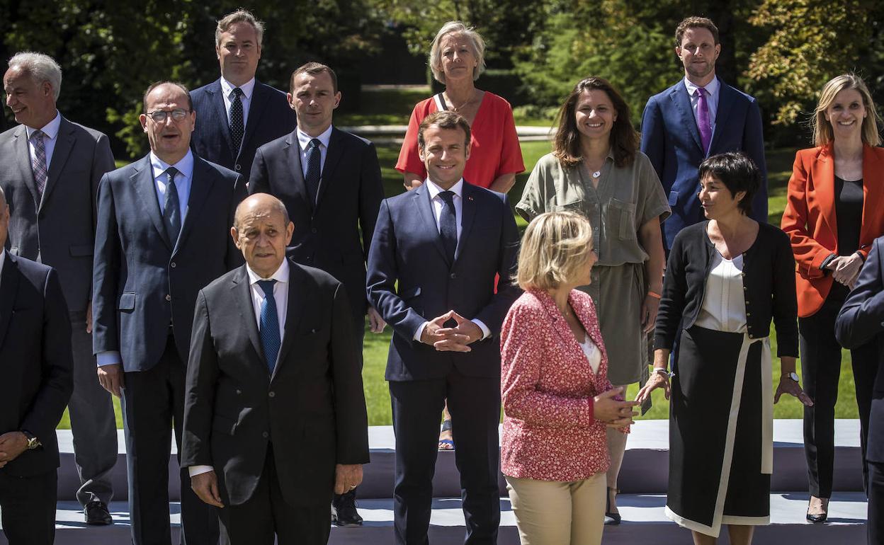 Emmanuele Macron sonríe junto a los miembros de su gabinete tras el Consejo de Ministros del pasado miércoles. 