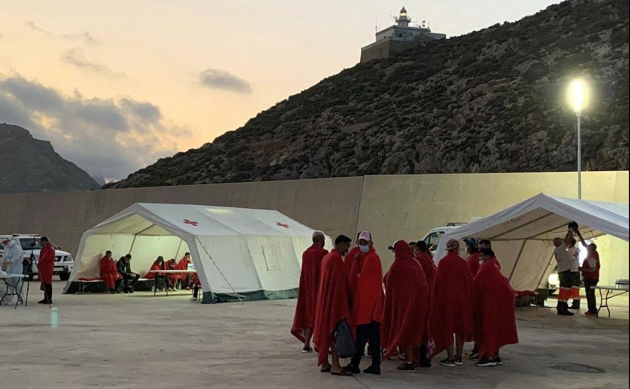 Cruz Roja atiende a inmigrantes tras su llegada a Cartagena, la semana pasada.