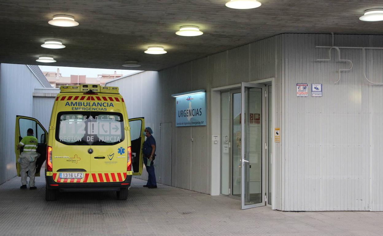 Entrada al centro de salud de Sutullena, donde fue abandonado el jornalero.
