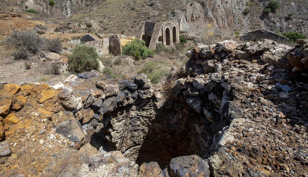 Pozo auxiliar con el brocal semiderruido, en el entorno de Llano del Beal, ayer.
