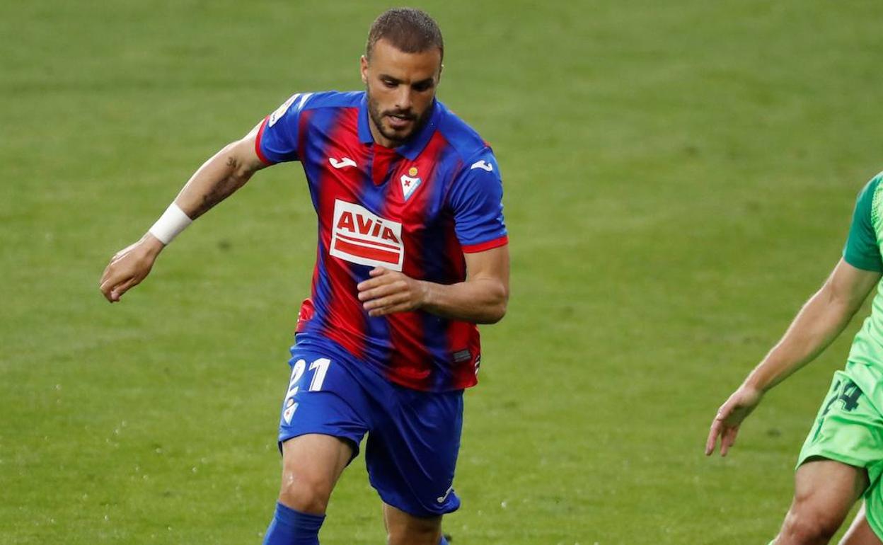 Pedro León, en un encuentro con el Eibar.