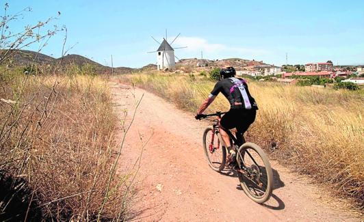 Un ciclista pasa por una de las posibles vías de escape, en Alumbres. 