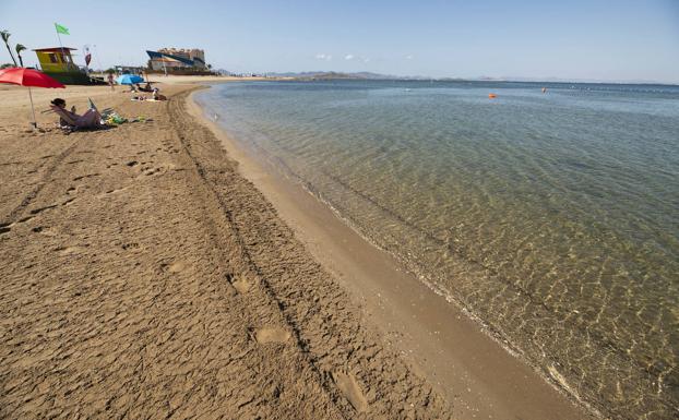 Tranquilidad y aguas transparentes en la playa de Mistral, en La Manga. 