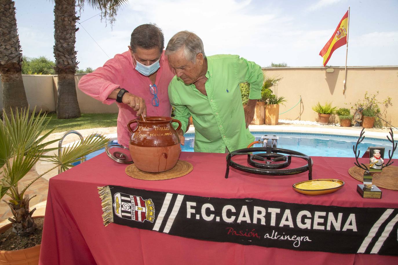 Fotos: Federico Trillo participa en un concurso de michirones en Cabo de Palos