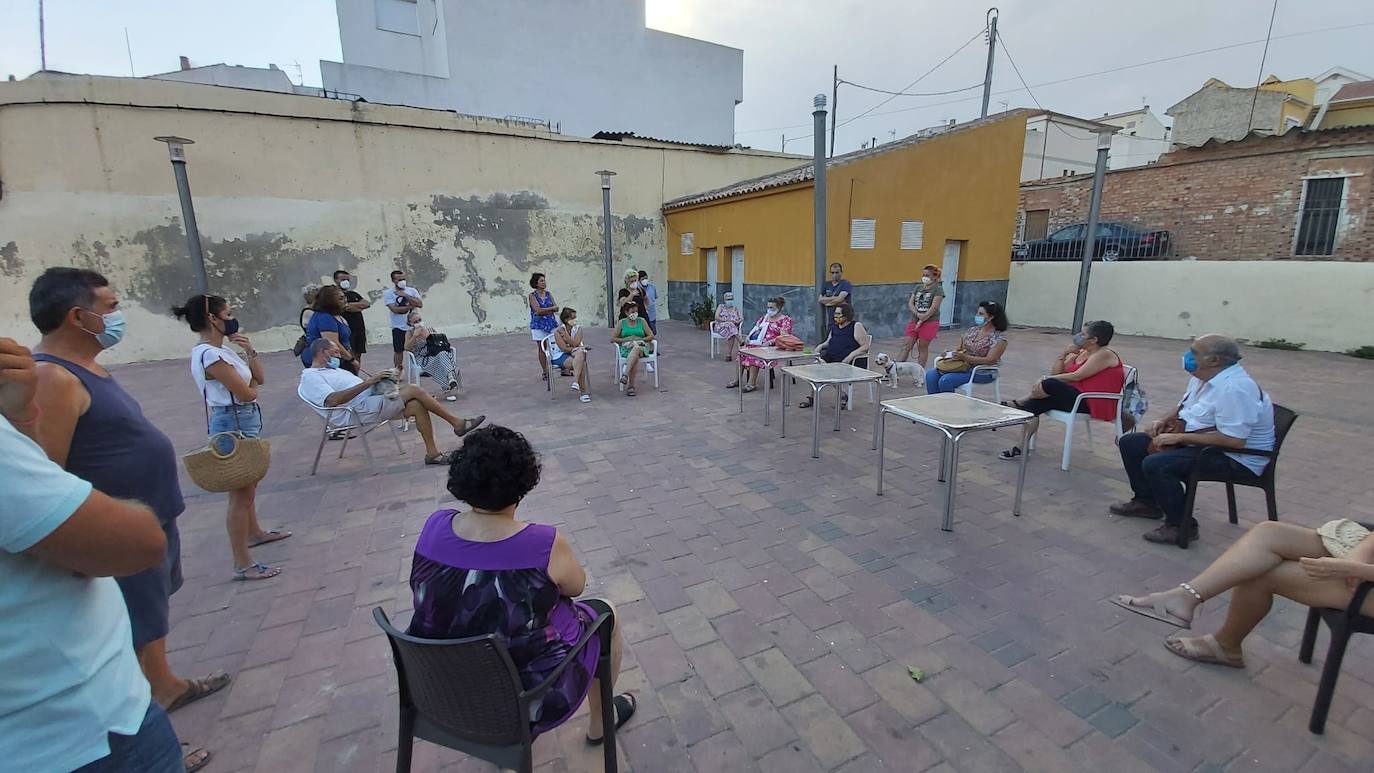 Reunión de vecinos con la pedánea, Mª José Guillén, y el edil del PSOE Gonzalo Caracena, este martes. 