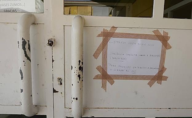 Un cartel en la puerta del consultorio informa de que está cerrado.