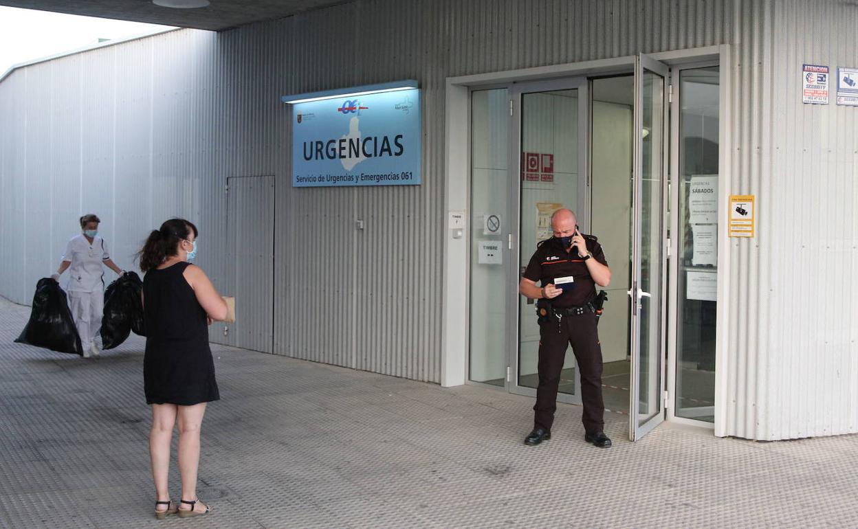 Entrada al centro de salud de Sutullena, la tarde del fallecimiento del temporero.