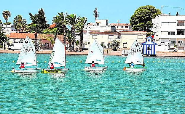 Alumnos de la escuela náutica del club Mar Menor de Los Alcázares.
