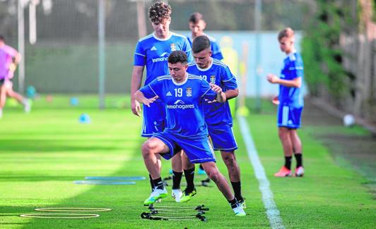 Pedro Neves, ayer, el primero de la fila, en el entrenamiento en Pinatar Arena. 