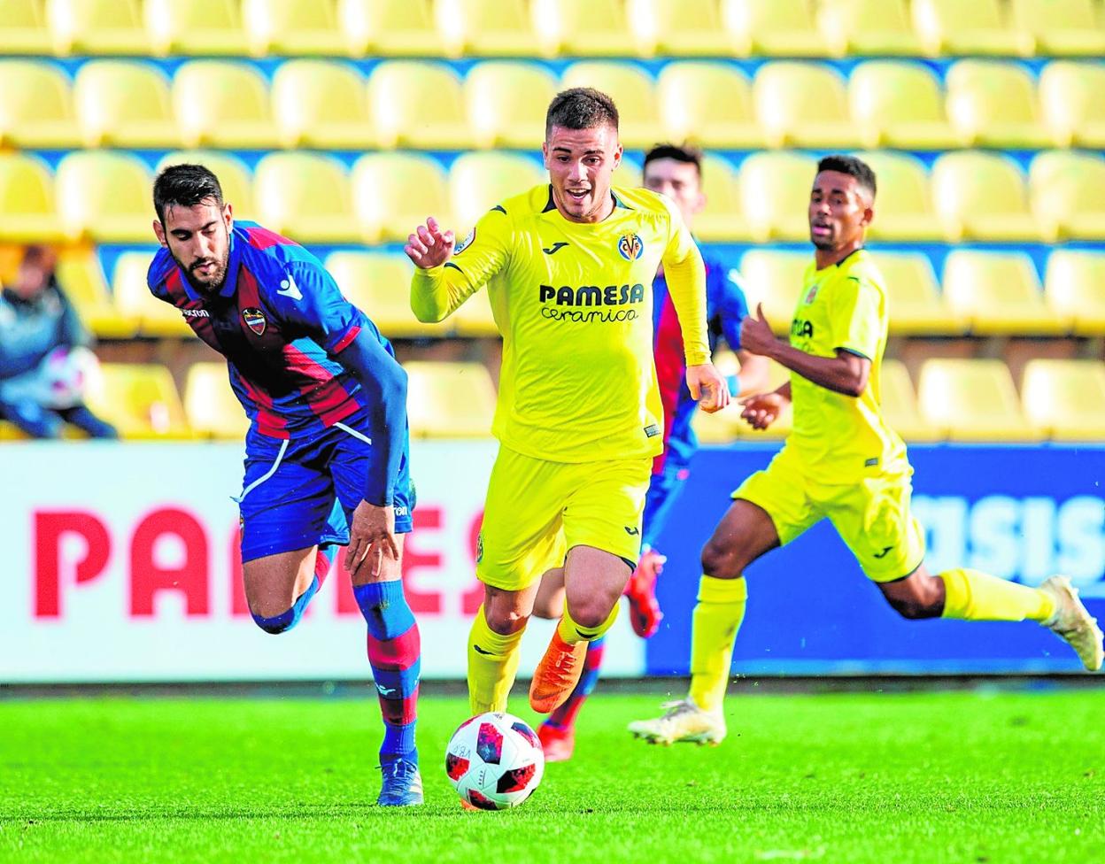 El delantero Simón Moreno conduce el balón, en un partido contra el filial del Levante.