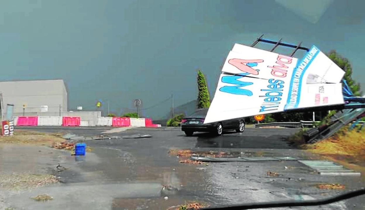 Una valla publicitaria derribada por el viento, en la tarde de ayer, en Caravaca, junto al tanatorio. 